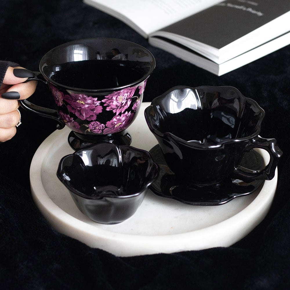 Schwarze Tasse mit Blumendekor in violett "Dark Romance" 320 ml
