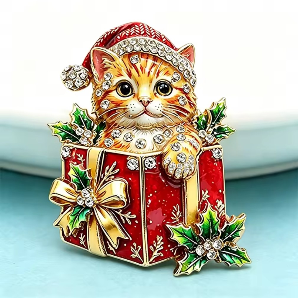 Weihnachtsbrosche Katze im Geschenk – hellblauer Hintergrund
