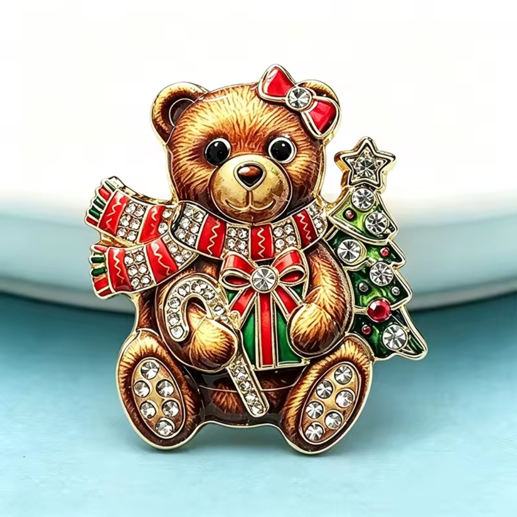 Weihnachtliche Teddy-Brosche mit Weihnachtsbaum