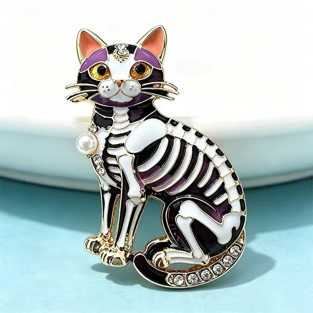 Gothic Skelett-Katze Brosche – Lifestyle blauer Hintergrund
