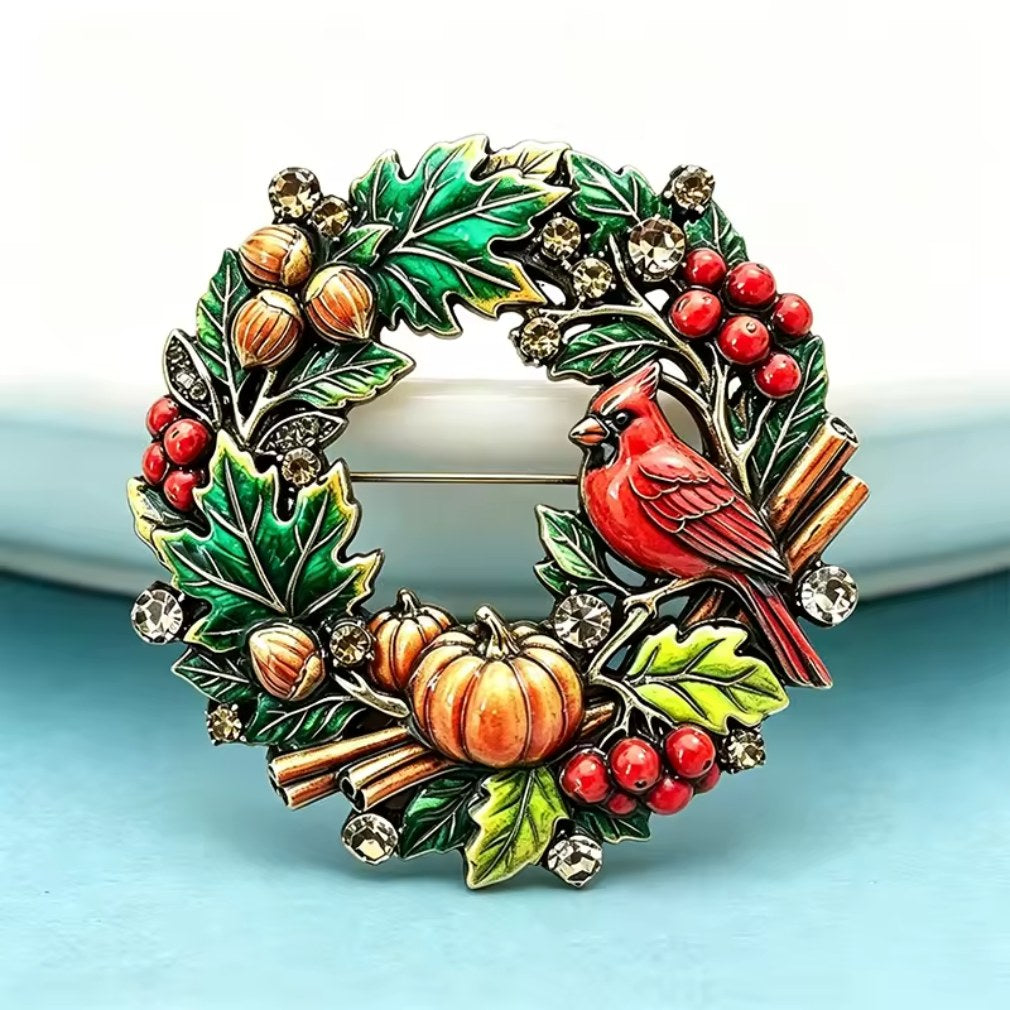 Herbstkranz-Brosche Kardinalvogel Herbst-Bunt – Lifestyle blauer Hintergrund