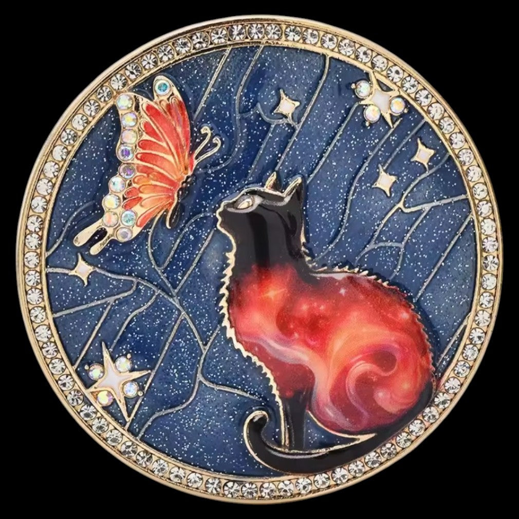 Vintage Katzen-Brosche Feuer & Nacht – Emaille, Strass & Schmetterling
