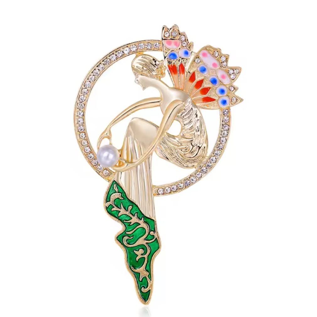 Jugendstil-Brosche Fee mit Schmetterling auf weißem Hintergrund