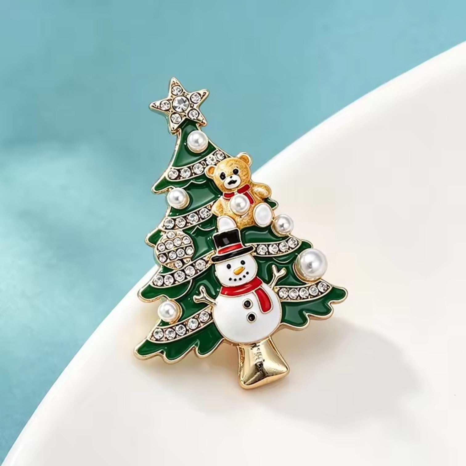 Weihnachtsbaum Brosche auf Teller blauer Hintergrund Schrägansicht