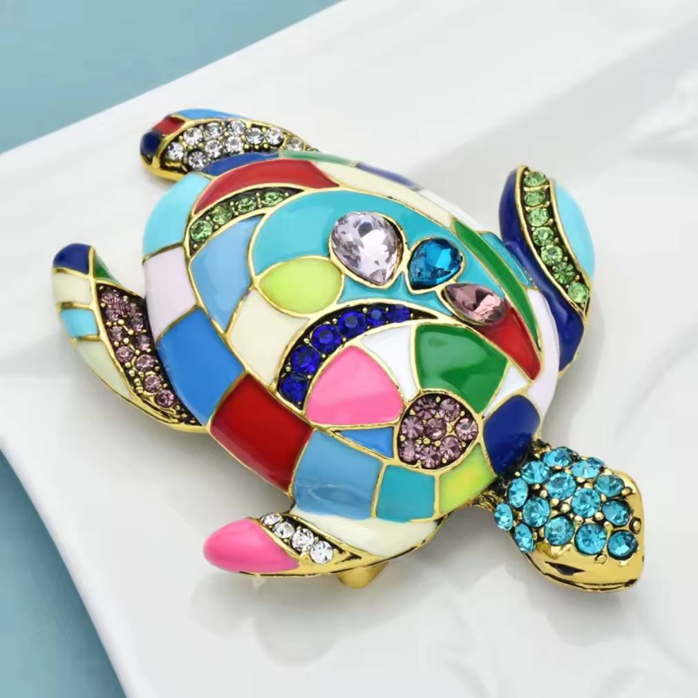 Schildkröten-Brosche von der Seite auf weißem Untergrund