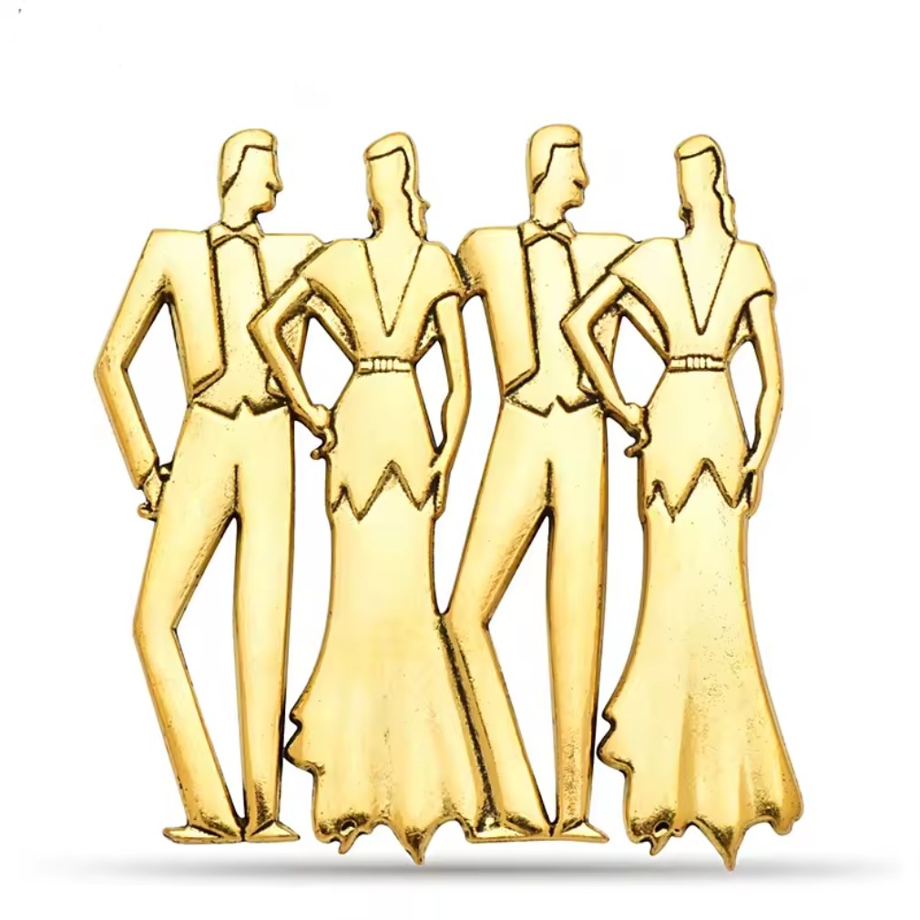 Vintage Art Deco Tanzpaar Brosche Gold - Vorderansicht auf weißem Teller