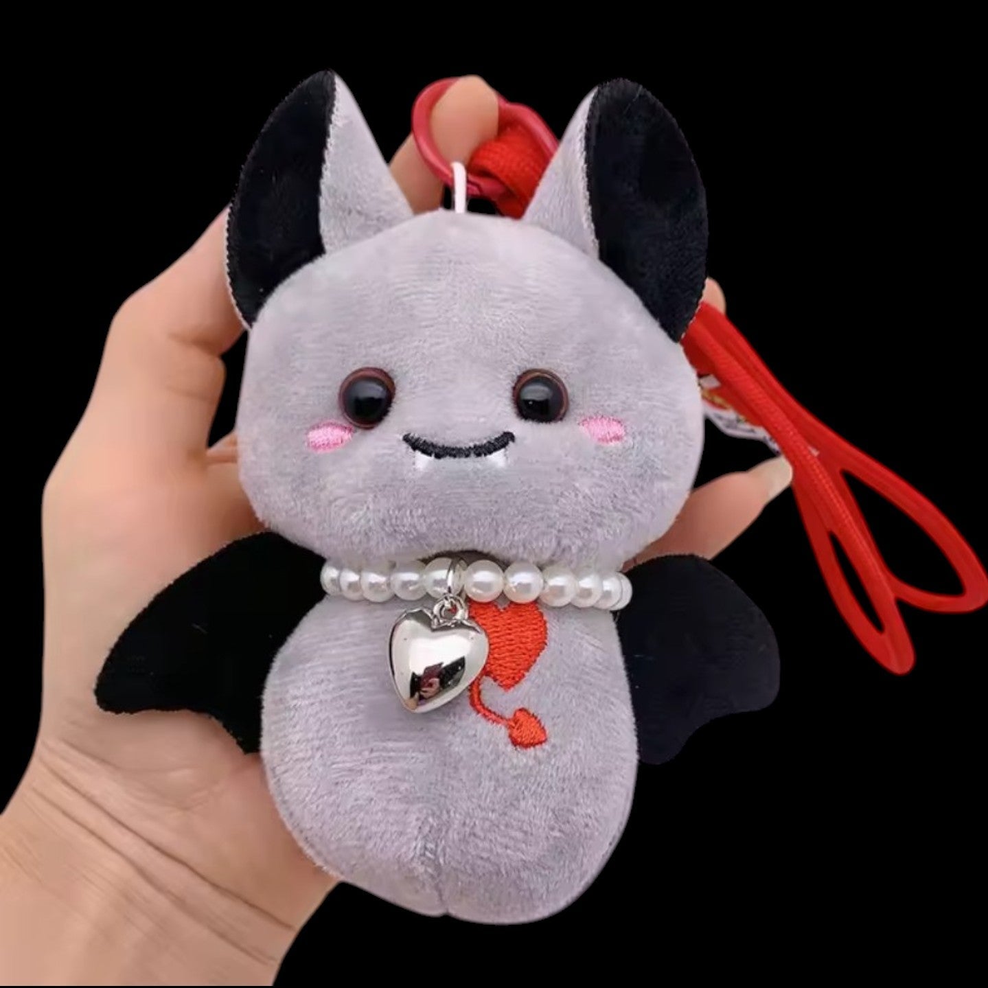 Fledermaus Plüsch Anhänger – Gothic Kawaii mit Perlenkette - grau