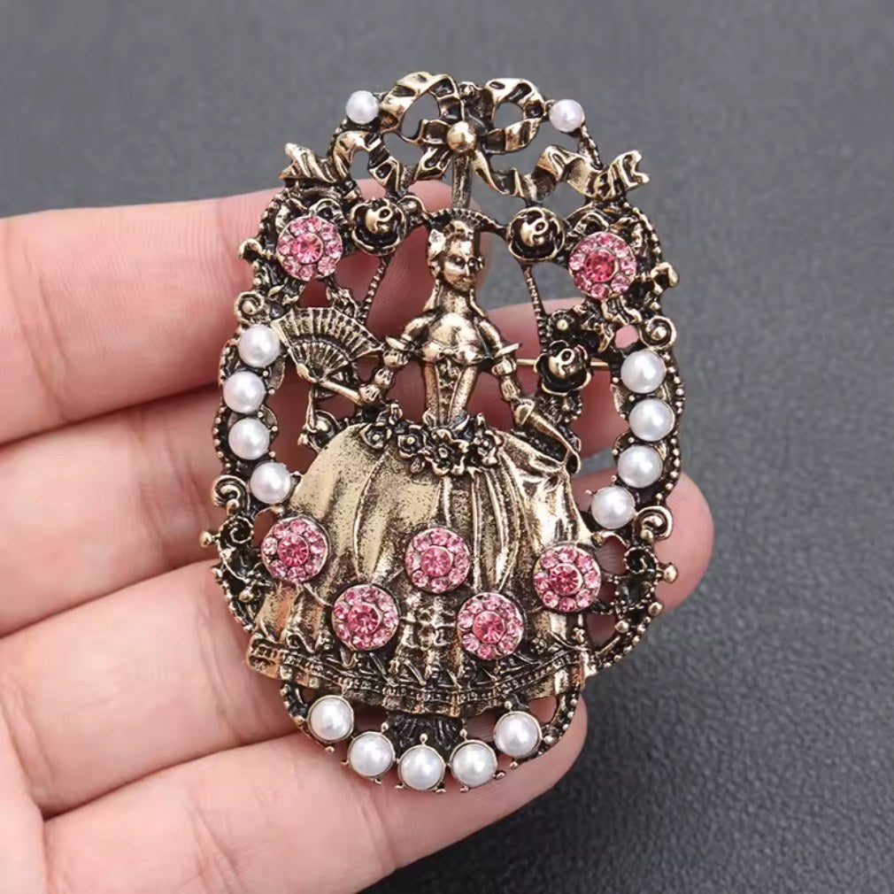 Große Brosche mit "Lady mit Fächer" barock in goldfarben