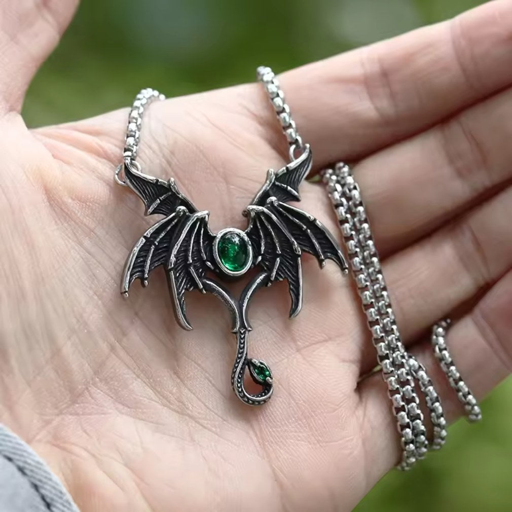 Gothic Batwings Fledermausflügel Halskette mit grünem Stein