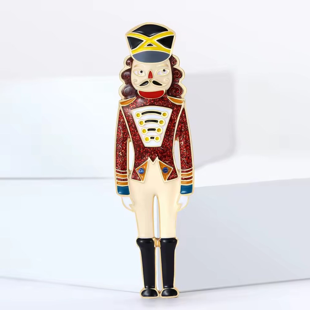 Brosche zur Weihnachtszeit kleiner Nussknacker emailliert