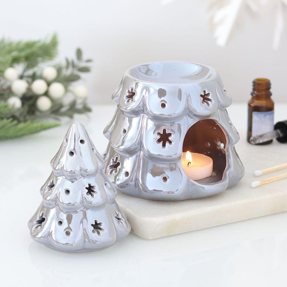 Weihnachtsbaum Duftlampe Silber – Lifestyle mit brennendem Teelicht und Ätherischem Öl, kleiner Baum daneben