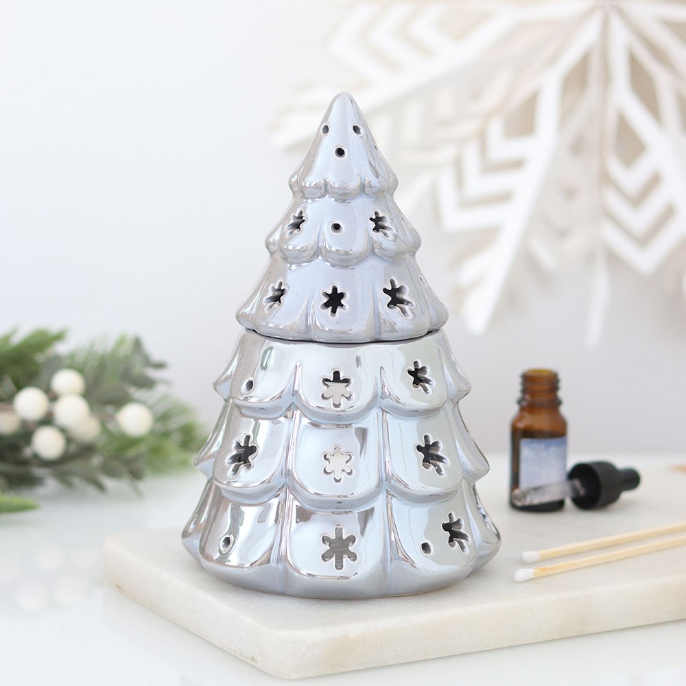 Weihnachtsbaum Duftlampe Silber – Lifestyle Winterdeko mit Schneeflocken-Hintergrund und Ätherischem Öl