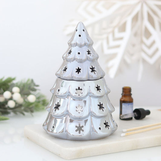 Weihnachtsbaum Duftlampe Silber – Lifestyle Winterdeko mit Schneeflocken-Hintergrund und Ätherischem Öl