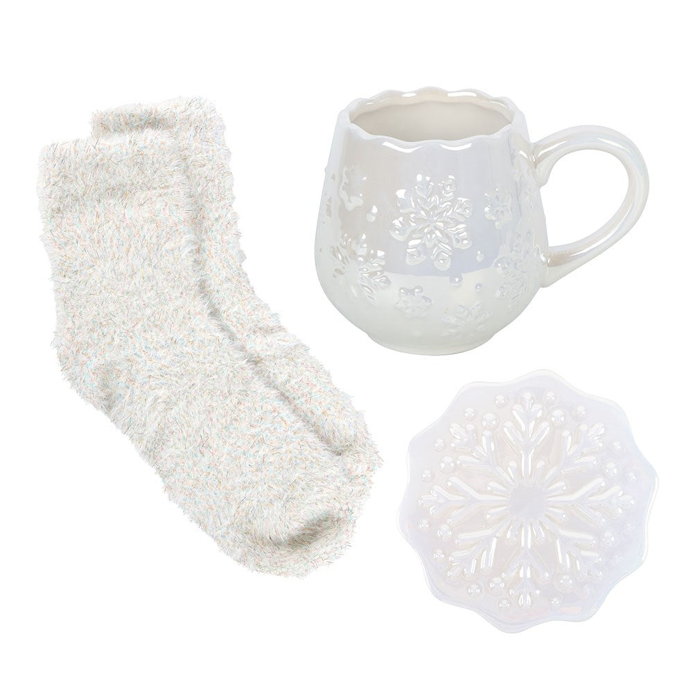 Schneeflocken Keramiktasse Geschenkset – Freisteller alle 3 Teile: Tasse, Untersetzer & Flauschsocken