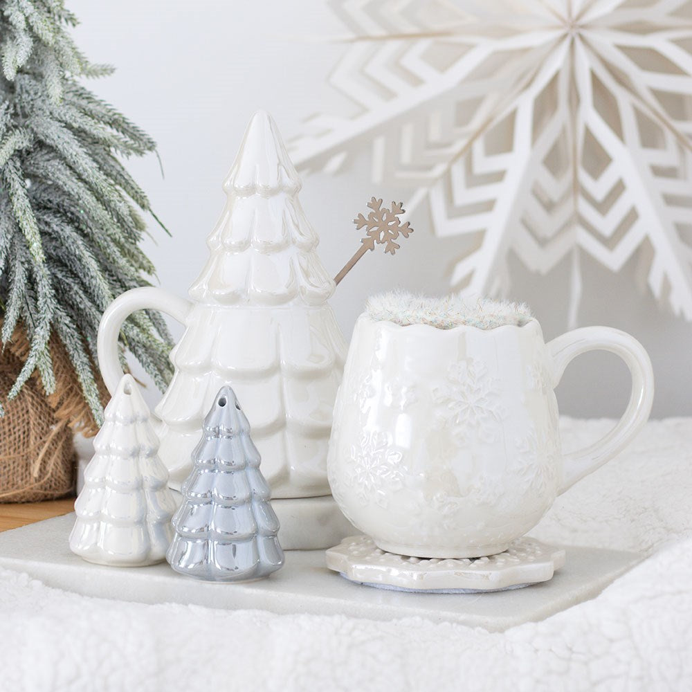 Weihnachtsbaum Keramik Teelichthalter – Lifestyle Winterdeko mit Tasse und Schneeflocken