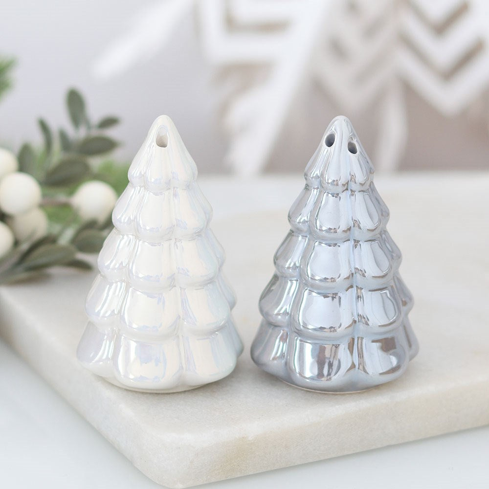 Weihnachtsbaum Keramik 2er-Set – Lifestyle Weiß & Silber auf Marmortablett mit Wintergrün