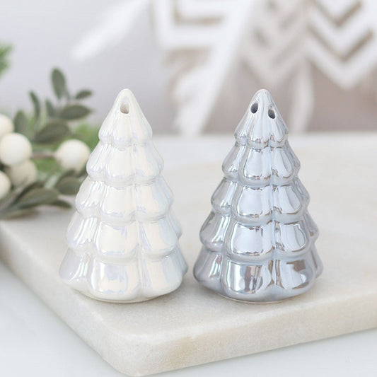 Weihnachtsbaum Keramik 2er-Set – Lifestyle Weiß & Silber auf Marmortablett mit Wintergrün