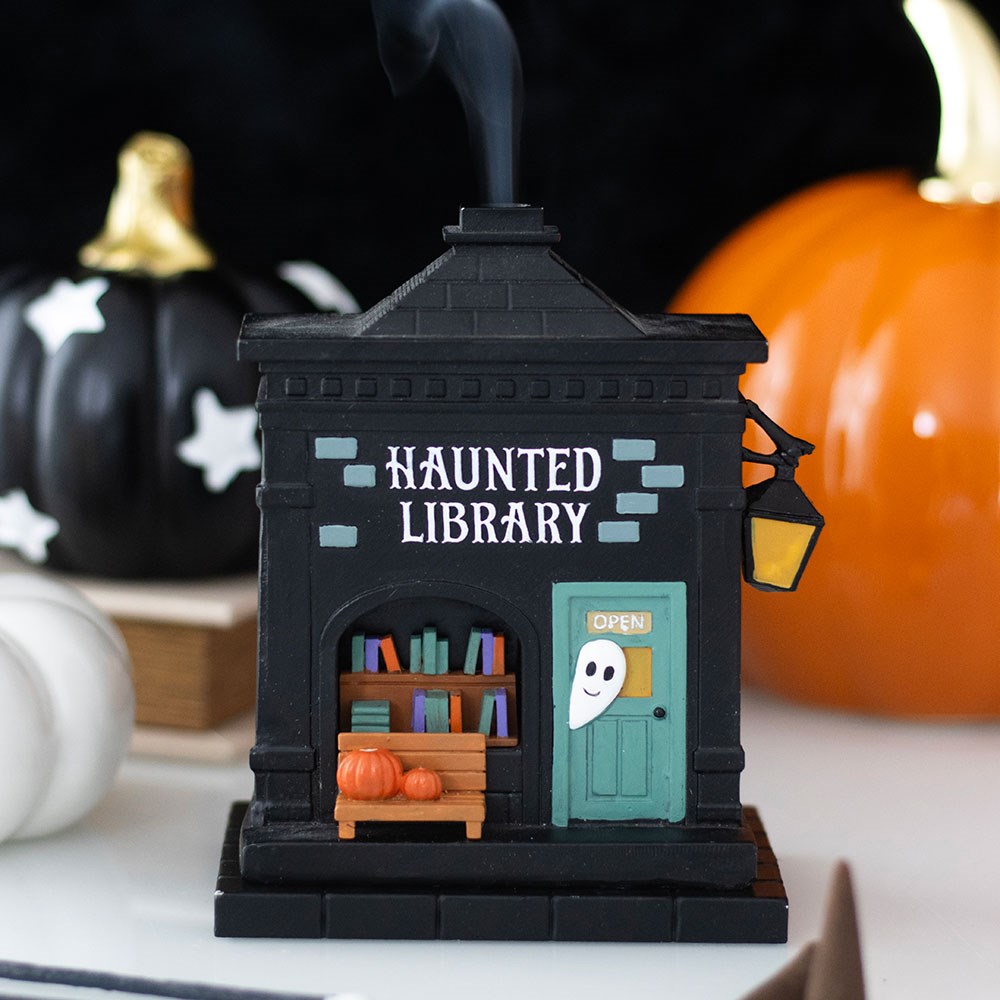 Haunted Library Räucherkegelhalter – Lifestyle mit Kürbissen
