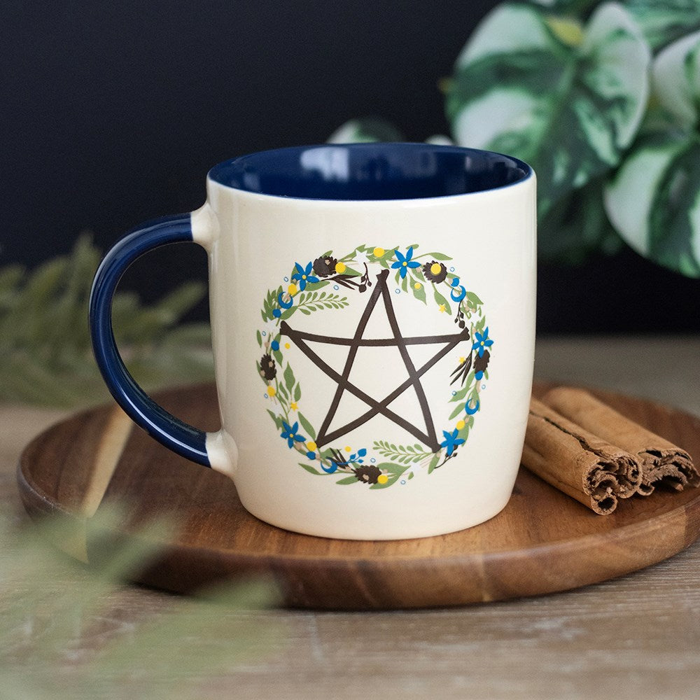 Solstice Wreath Pentagramm Tasse – Lifestyle mit Zimtstangen