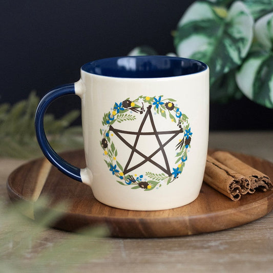 Solstice Wreath Pentagramm Tasse – Lifestyle mit Zimtstangen