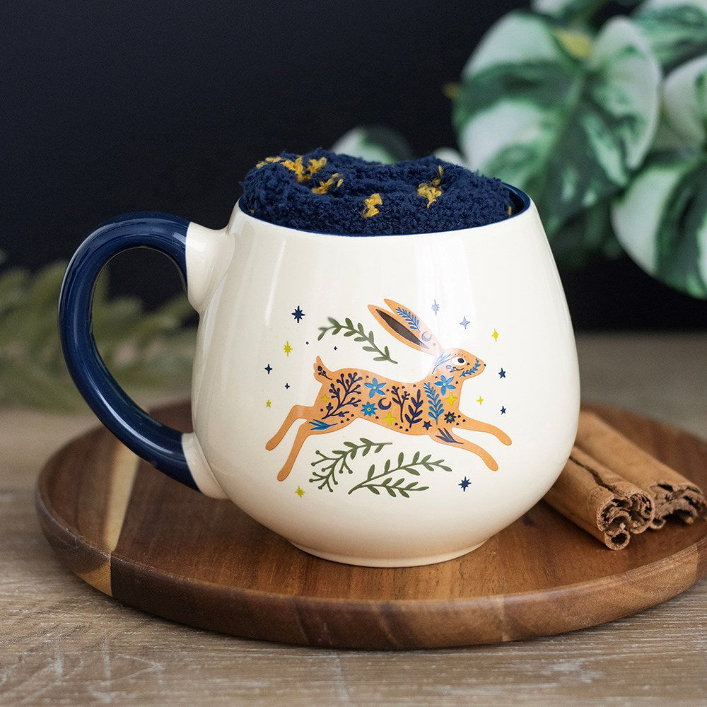 Leaping Hare Tasse & Socken Set – Lifestyle mit Zimtstangen