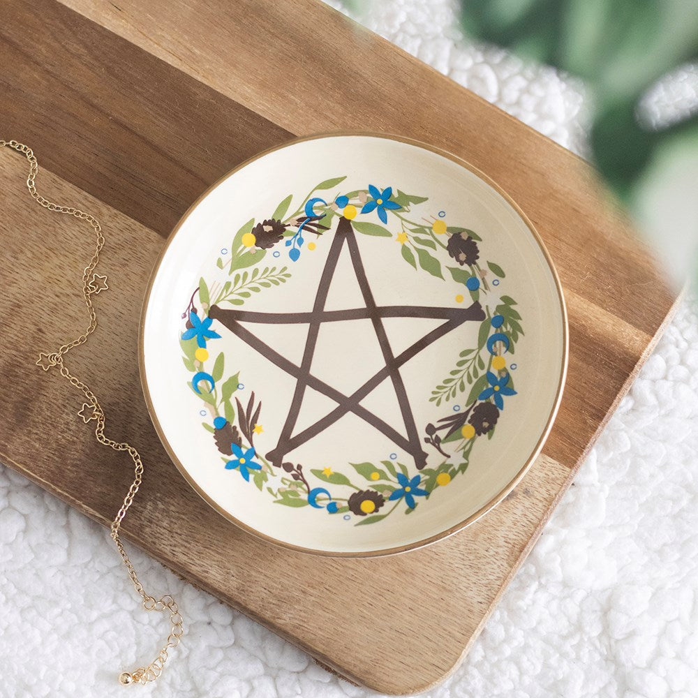 Pentagramm Schmuckschale – Lifestyle mit Goldkette Nahaufnahme