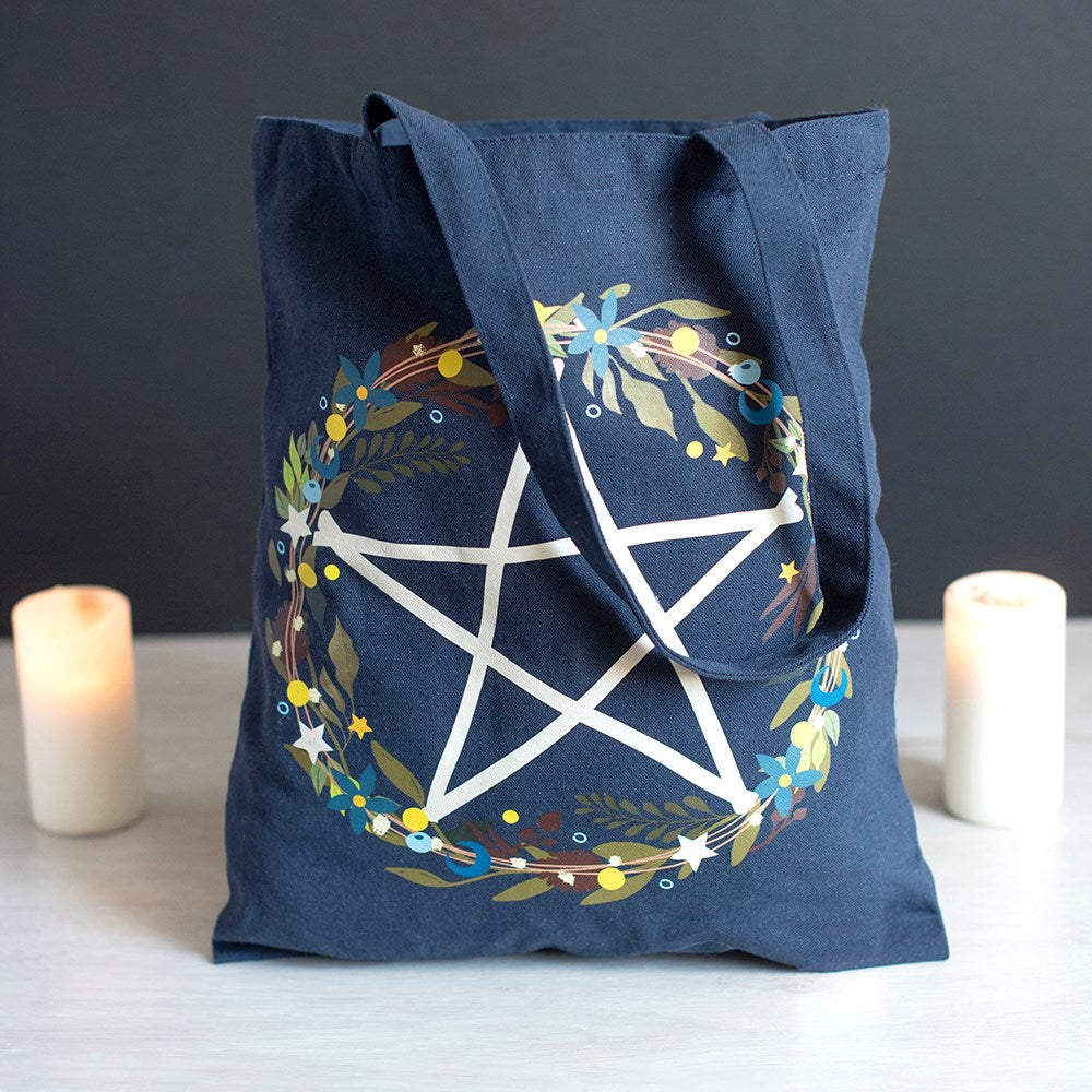 Solstice Wreath Pentagramm Tote Bag – Lifestyle mit Kerzen