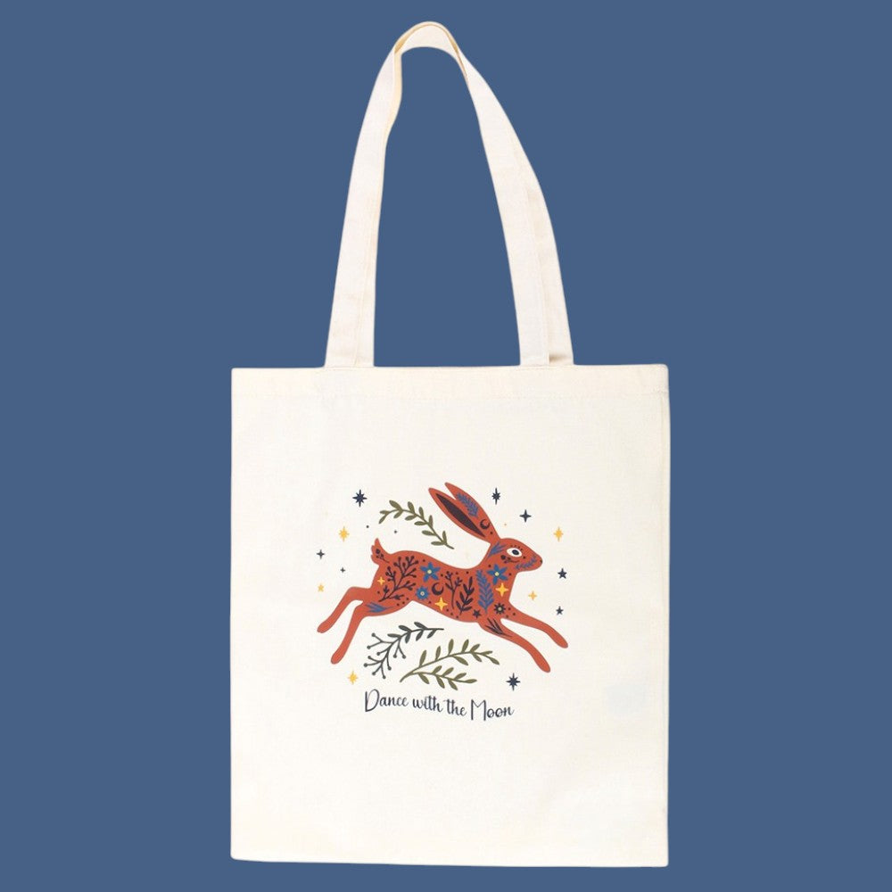 Dance with the Moon Tote Bag – Lifestyle blauer Hintergrund