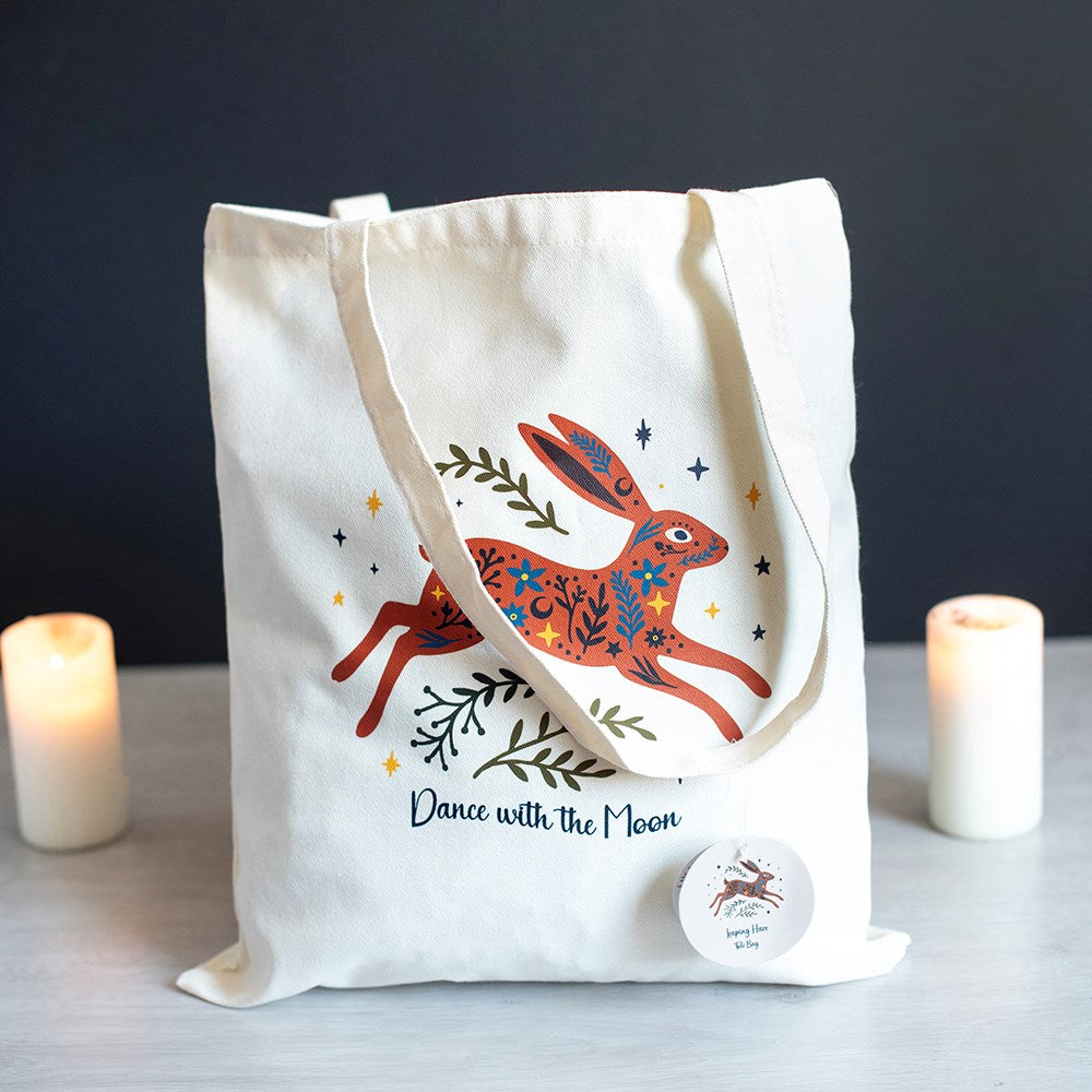 Dance with the Moon Tote Bag – Lifestyle mit Kerzen und Button