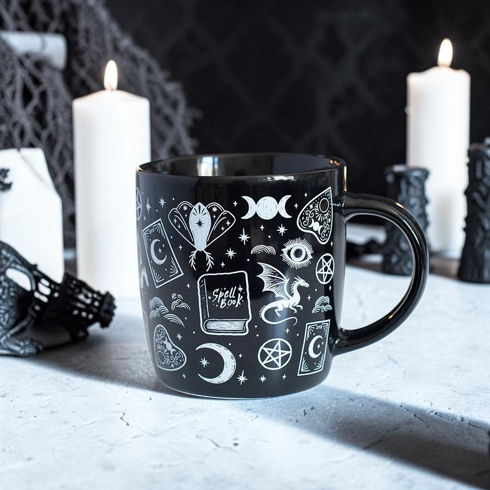 Spellbound Secrets Tasse Lifestyle mit Kerzen dunkler Hintergrund