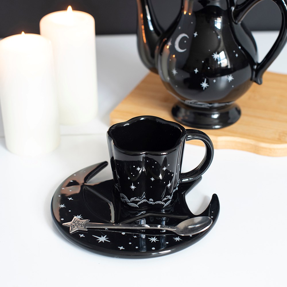Spellbound Set Lifestyle auf Marmor mit Teekanne