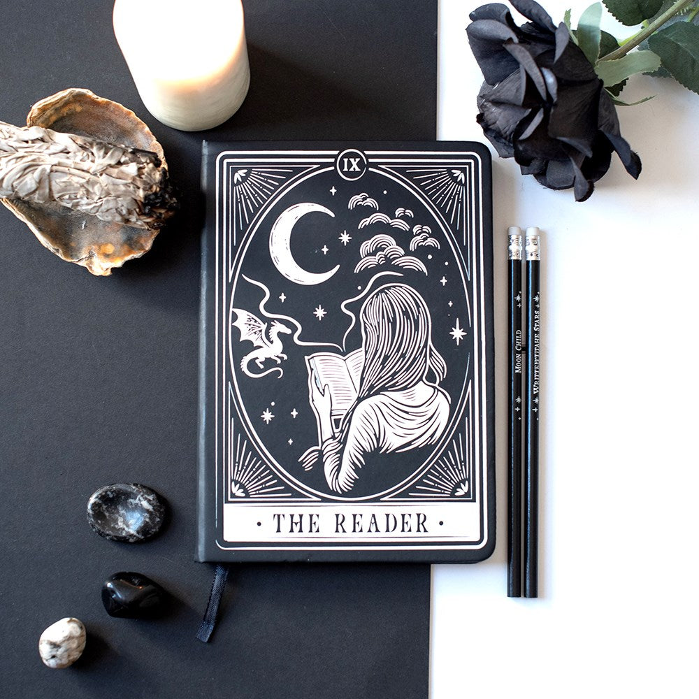 The Reader Tarot Notizbuch – Lifestyle mit Kristallen, Kerze & schwarzer Rose