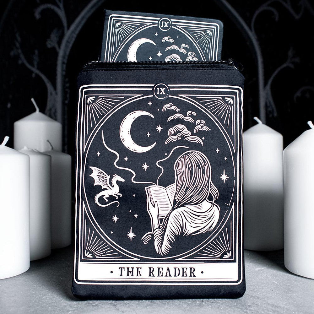 The Reader Tarot Book Sleeve – Lifestyle mit weißen Kerzen