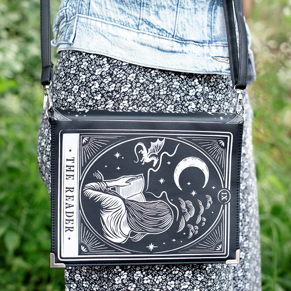 The Reader Tarot Buchhandtasche – Lifestyle-Aufnahme Vorderseite