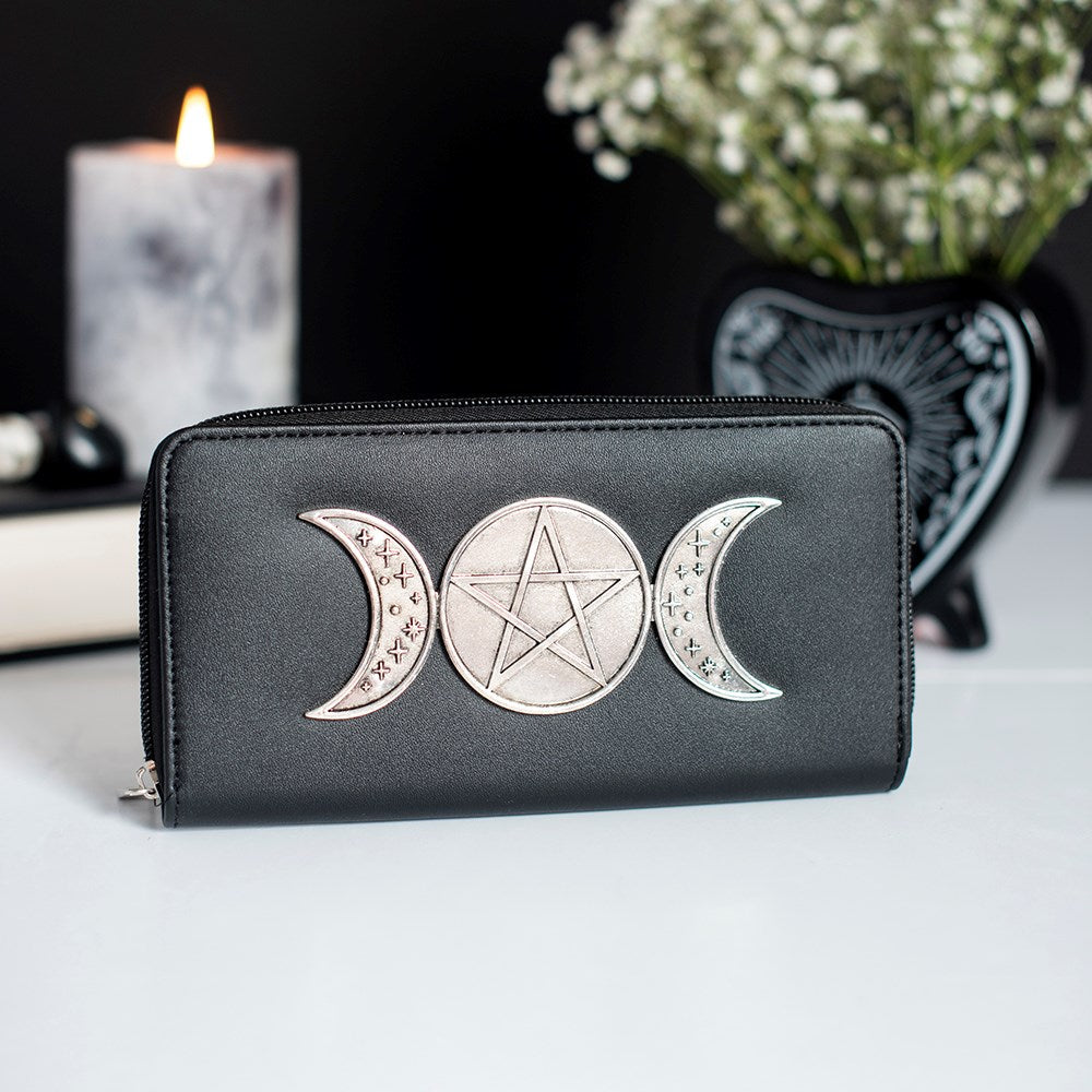 Triple Moon Pentagramm Geldbörse schwarz – Lifestyle-Aufnahme seitlich