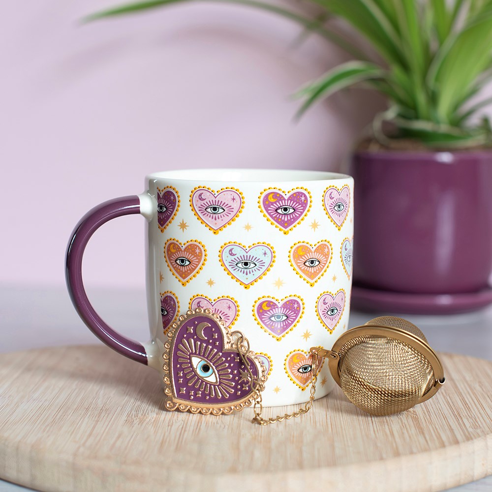 Tasse mit Herz-Augen-Motiv und Teesieb mit Herzanhänger