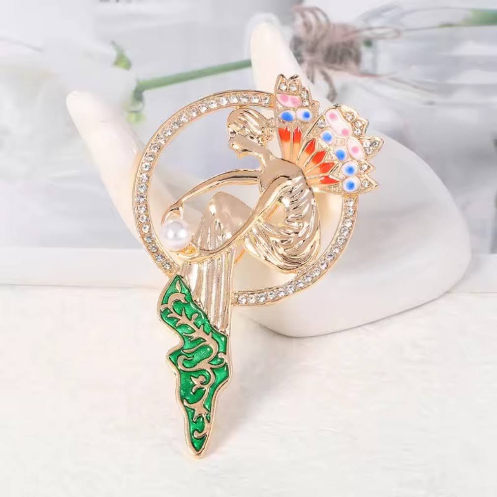 Jugendstil-Brosche Fee auf Keramikhand