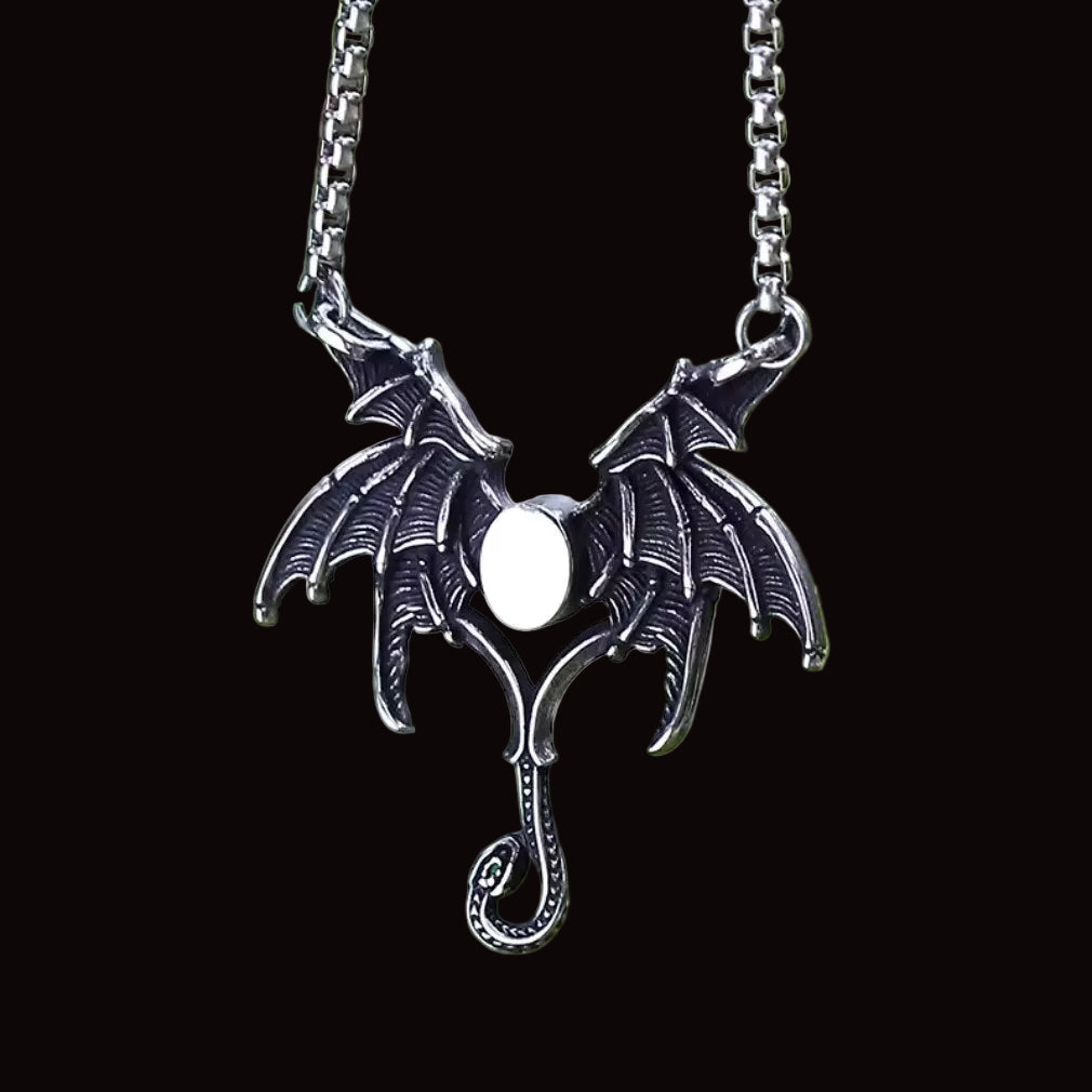 Gothic Batwings Fledermausflügel Halskette mit grünem Stein