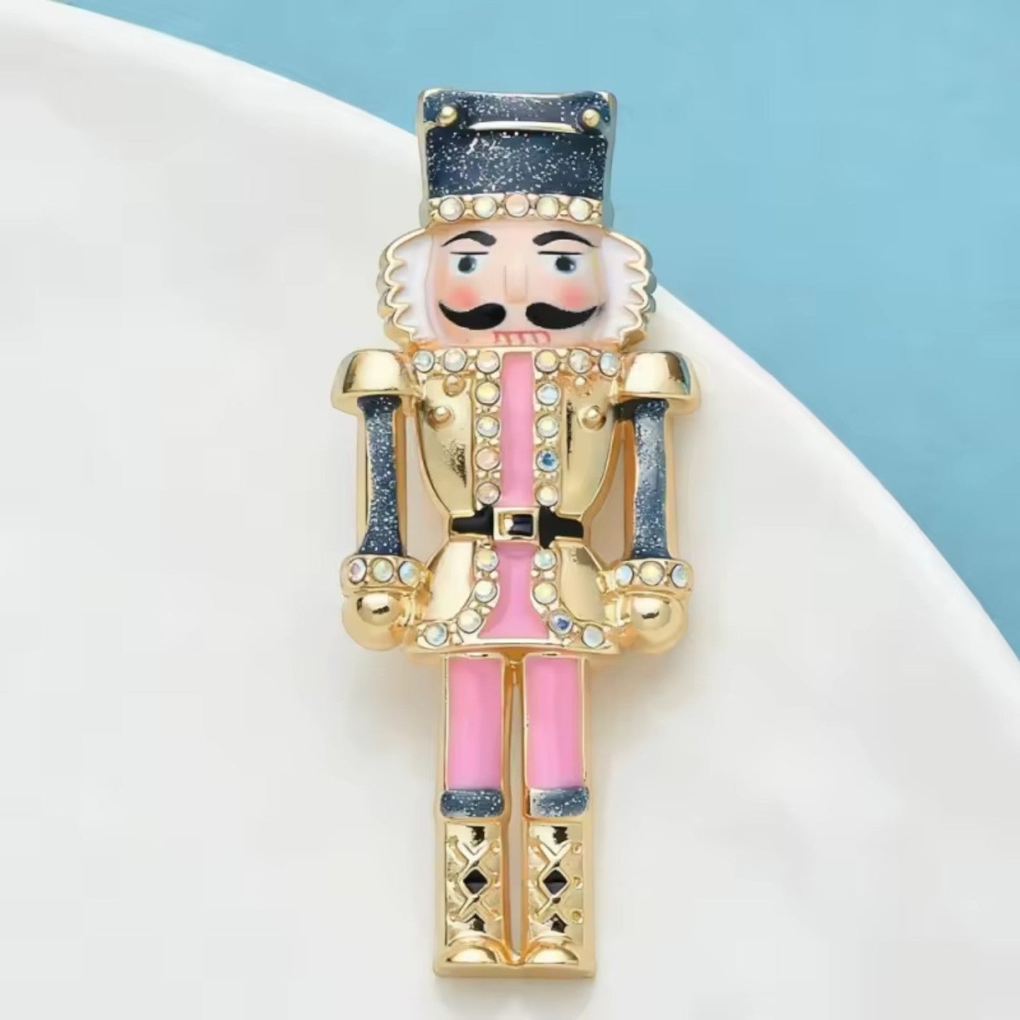 Nussknacker Soldat Brosche stehend blauer Hintergrund