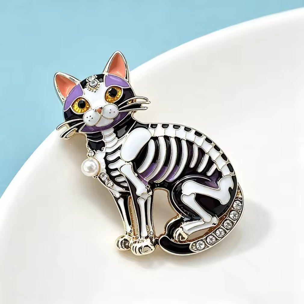 Gothic Skelett-Katze Brosche – Lifestyle weißer Hintergrund