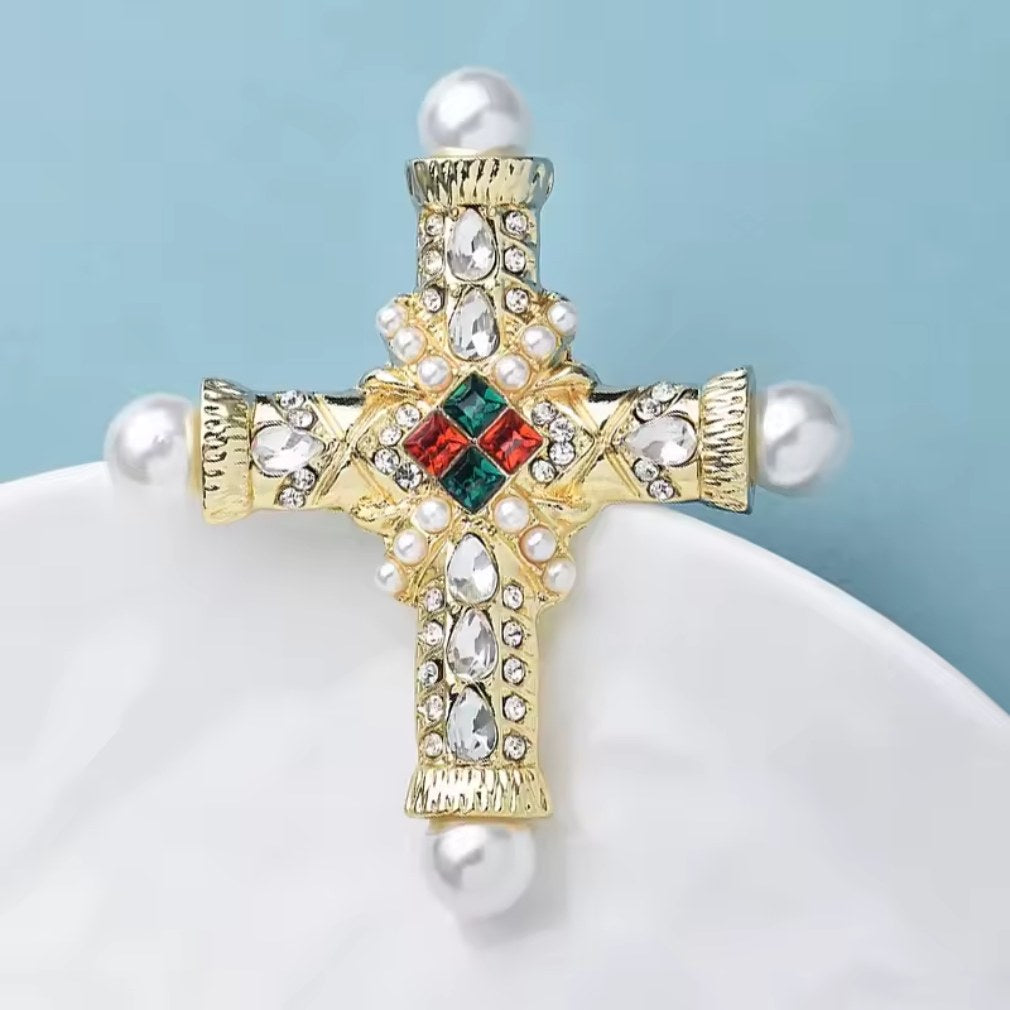 Vintage Kreuz Brosche Gold – Schrägansicht auf weißem Hintergrund