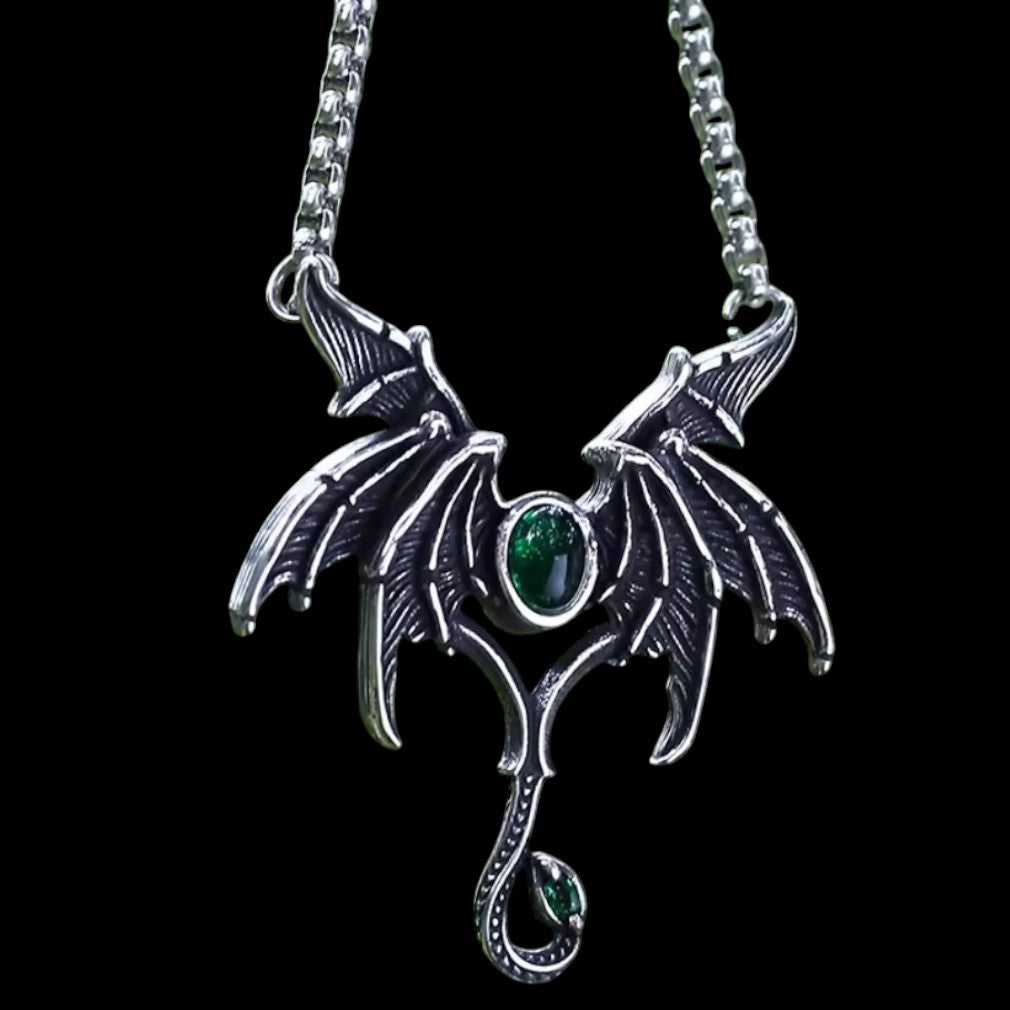 Gothic Batwings Fledermausflügel Halskette mit grünem Stein