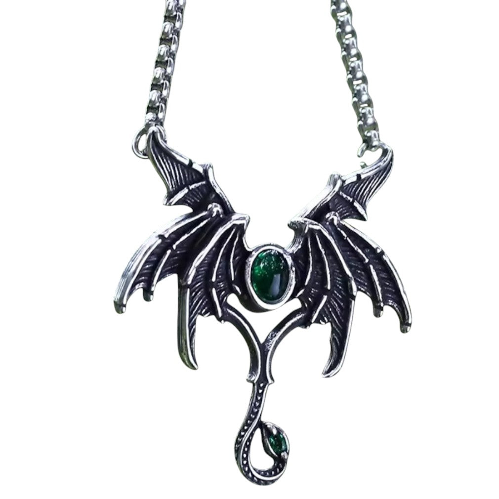 Gothic Batwings Fledermausflügel Halskette mit grünem Stein