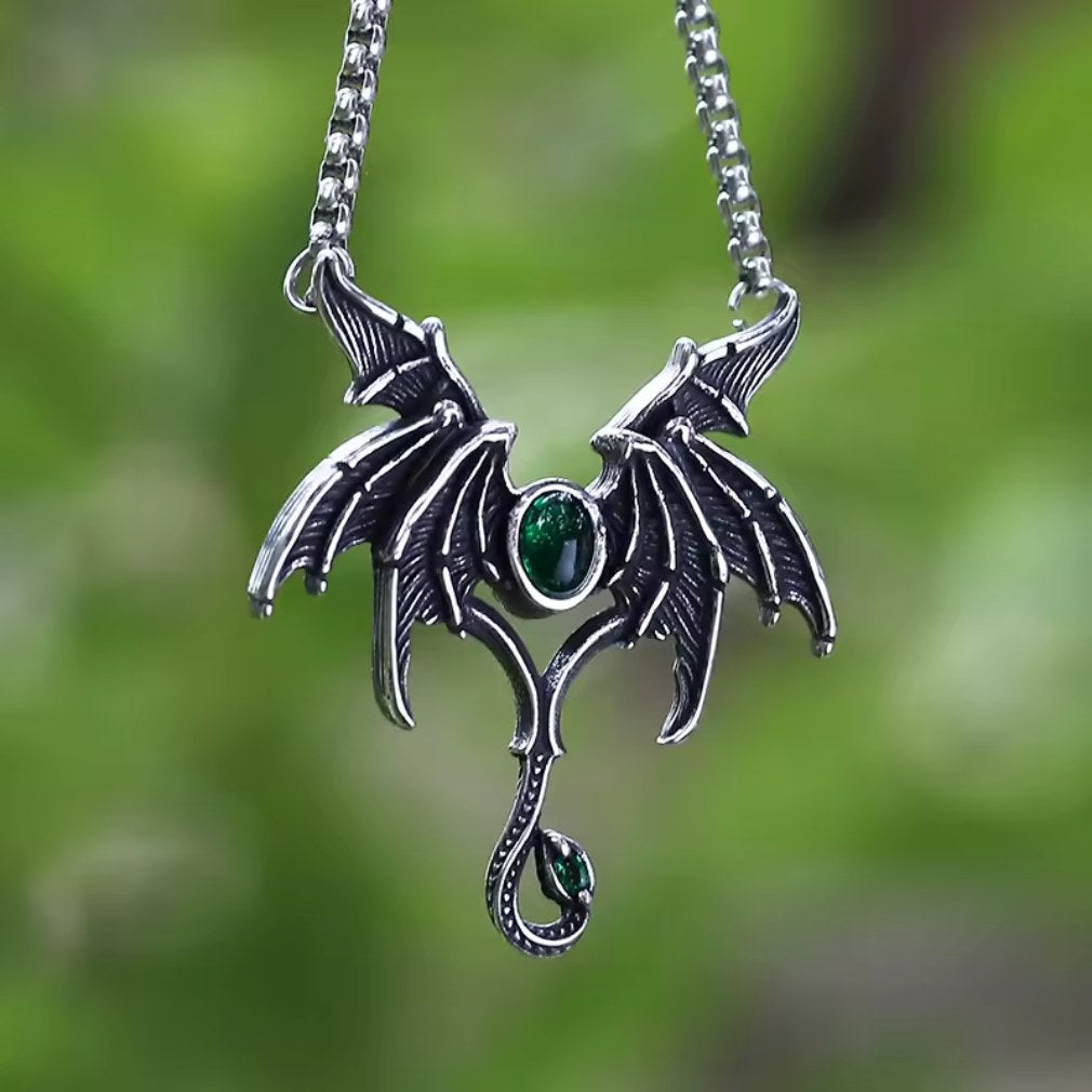Gothic Batwings Fledermausflügel Halskette mit grünem Stein
