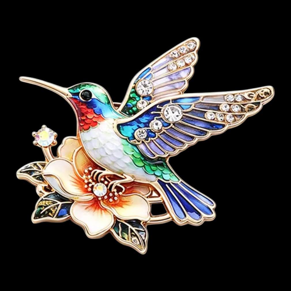 Kolibri-Brosche blau mit orangefarbener Blüte und Strass auf schwarzem Hintergrund