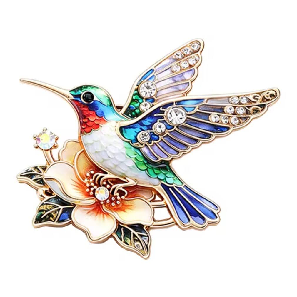 Kolibri-Brosche blau mit orangefarbener Blüte und Strass auf weißem Hintergrund