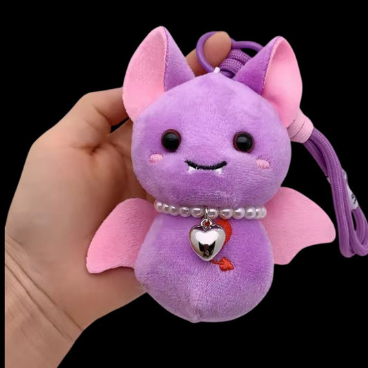 Fledermaus Plüsch Anhänger – Gothic Kawaii mit Perlenkette - violett