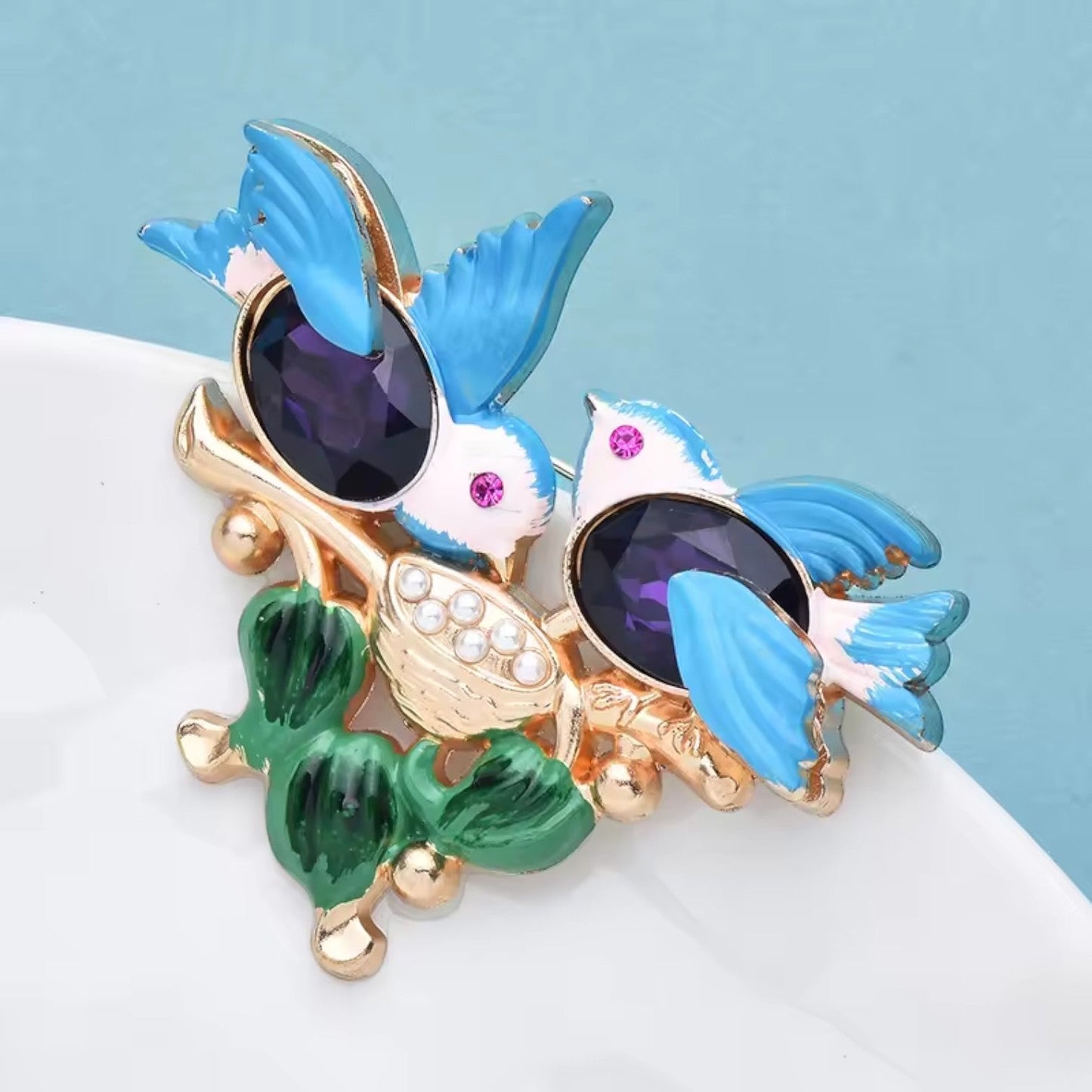 Vogelbrosche blaue Vögel Amethyst blauer Hintergrund Schrägansicht