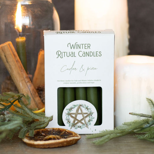 Winter Ritual Candles Cedar & Pine – Lifestyle mit Glas und Zimtstangen