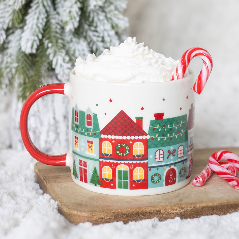 Weihnachtsstadt Keramik Tasse – Lifestyle mit Sahne und Zuckerstange